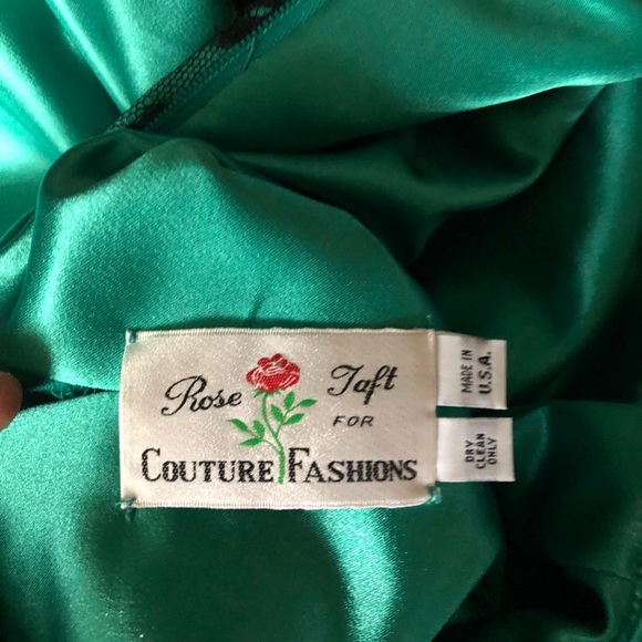 Emerald green and black lace with shiny stones - Picture 1 of 3